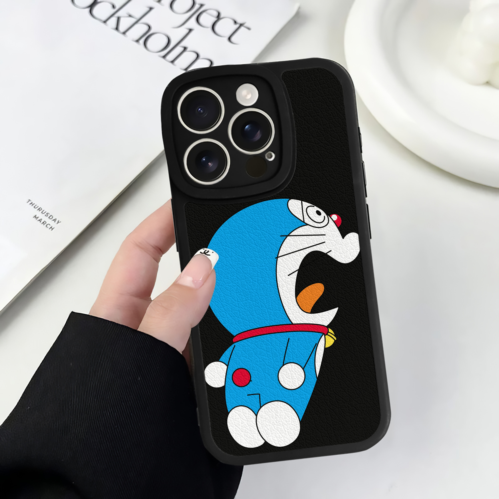 （画像用） ドラえもん Doraemon 【iPhone 16シリーズ対応】シリコンスマホケース（レザー調） 材質：シリコン